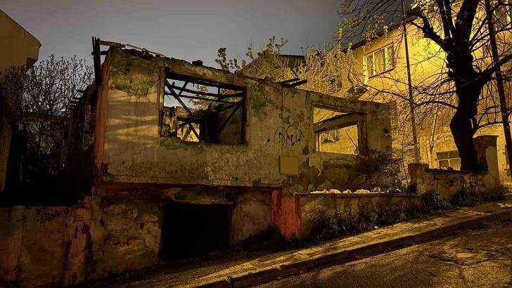 Gaziosmanpaşa’da iki bina alev alev yandı G3