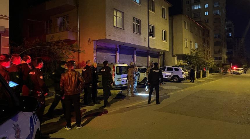 Kayseri'de kendini eve kilitleyen silahlı kişi, polis ekiplerince ikna edildi