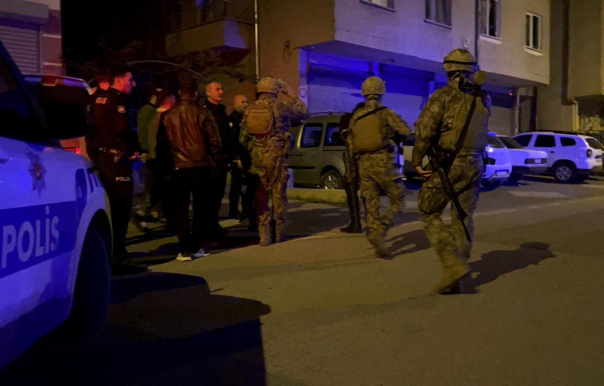 Balkondan t&uuml;fekle havaya ateşe a&ccedil;ıp, kendini eve kilitledi