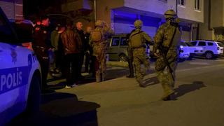 Balkondan tüfekle havaya ateşe açıp, kendini eve kilitledi