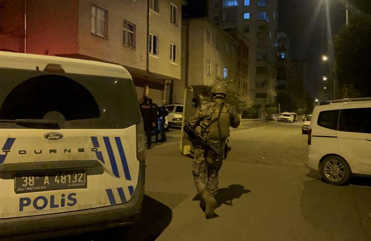 Balkondan tüfekle havaya ateşe açıp, kendini eve kilitledi G2