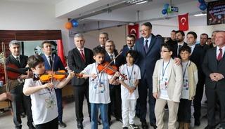 Hakkâri'de bilim ve sanat sergisi ziyarete açıldı