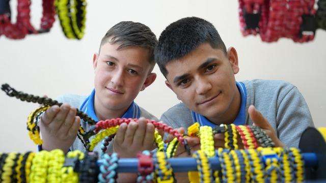 Önce kendisi öğrendi sonra arkadaşlarına öğretti: Bayburt'ta lise öğrencileri rengârenk bileklikler üretiyor