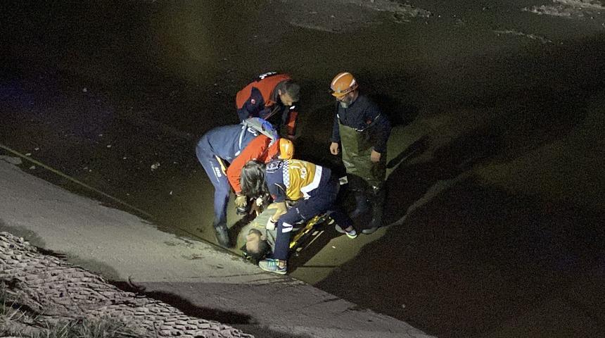 Suyu olmayan Porsuk Çayı'na balıklama atlayan ve balçığa saplanan adam yaralandı