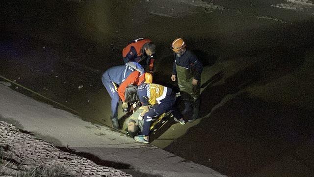 Suyu olmayan Porsuk Çayı'na balıklama atlayan ve balçığa saplanan adam yaralandı