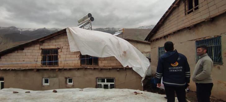 O ilde felaket günü! Üzücü tablosu ortaya çıktı: 50'den fazla evin çatısı uçmuş! Ağaçlar devrildi, tahtalar havada uçuştu G4