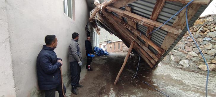 O ilde felaket günü! Üzücü tablosu ortaya çıktı: 50'den fazla evin çatısı uçmuş! Ağaçlar devrildi, tahtalar havada uçuştu G3