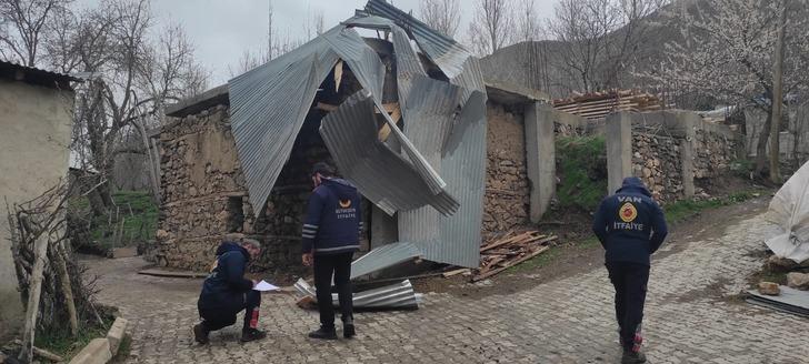 O ilde felaket günü! Üzücü tablosu ortaya çıktı: 50'den fazla evin çatısı uçmuş! Ağaçlar devrildi, tahtalar havada uçuştu G1