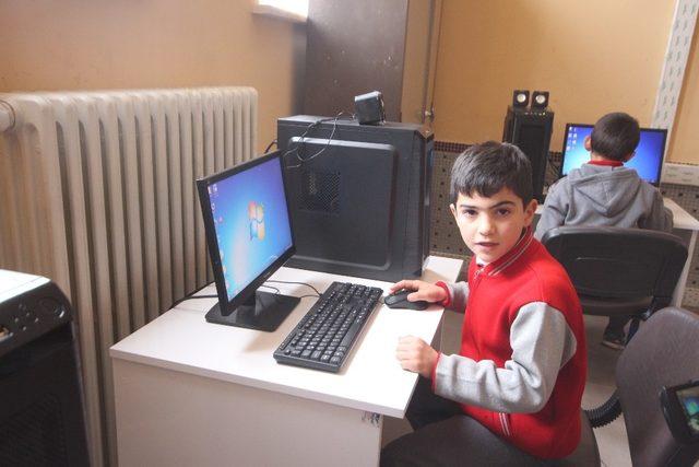 Beyşehir Belediyesi, okulun bilişim sınıfının bilgisayarlarını tamamen yeniledi