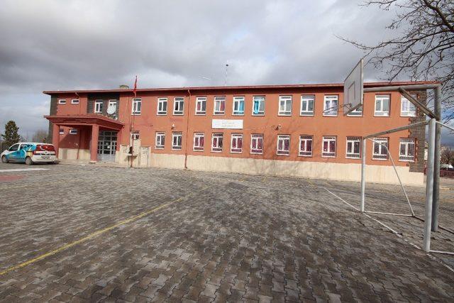 Beyşehir Belediyesi, okulun bilişim sınıfının bilgisayarlarını tamamen yeniledi