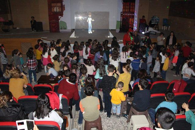 Germencik Belediyesi’nden çocuklara özel tiyatro gösterimi