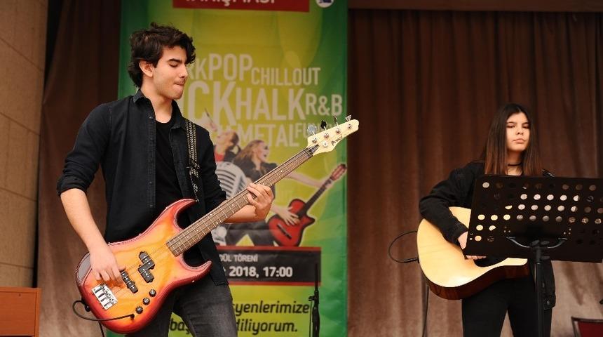 Liseli m&uuml;zik grupları Karşıyaka&rsquo;da yarışıyor