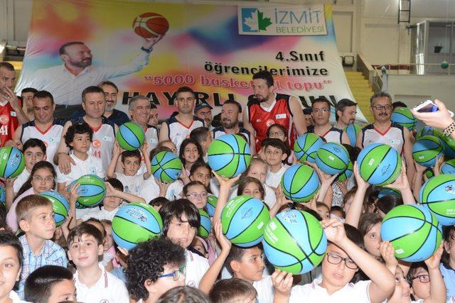 Hidayet Türkoğlu, İzmit’te basketbol topu dağıtacak