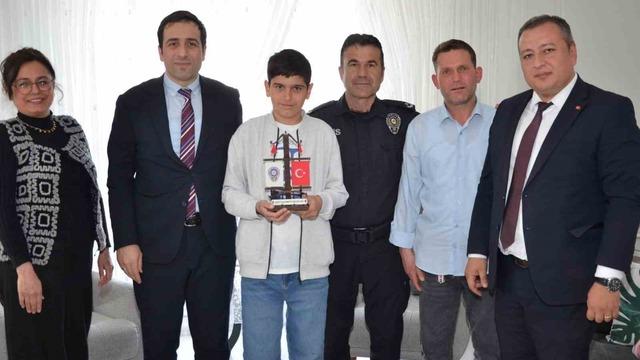 Türk bayrağının üzerindeki karları temizleyen çocuğa kaymakamdan ziyaret