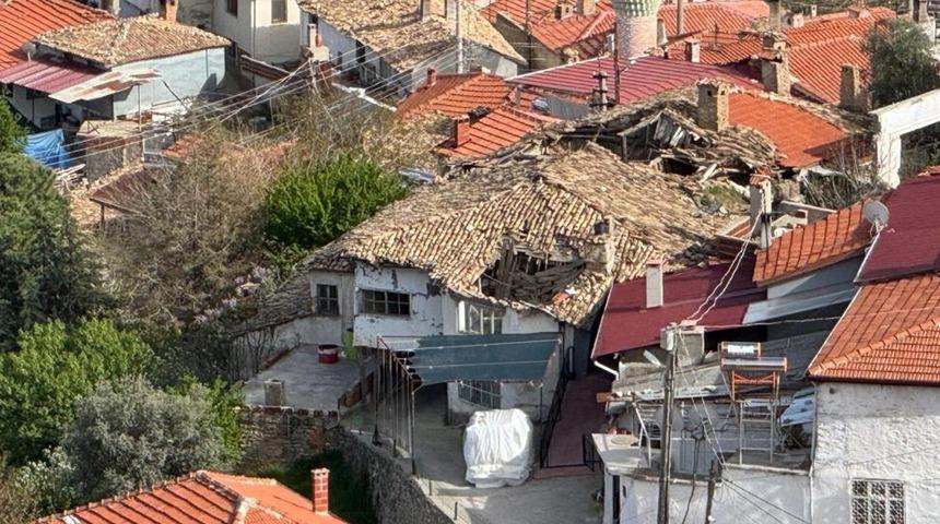 Buldan’da tarihi iki katlı ev çöktü