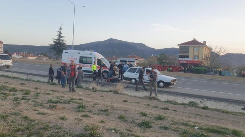 Elektrikli bisiklet sürücüsü park halindeki araca çarptı: 1 yaralı