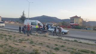 Elektrikli bisiklet sürücüsü park halindeki araca çarptı: 1 yaralı