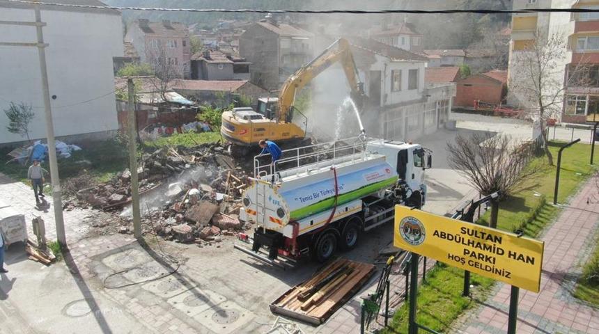 İnönü'de tehlike binaların yıkımı devam ediyor
