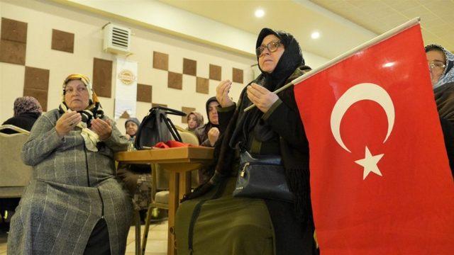 Başiskele’de kadınlar Mehmetçik için yürüdüler