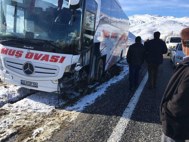 Yolcu otobüsü ile hafif ticari araç çarpıştı: 2 ölü, 4 yaralı