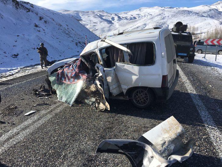 Yolcu otobüsü ile hafif ticari araç çarpıştı: 2 ölü, 4 yaralı