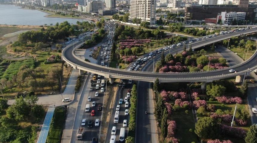 İzmir'de trafiğe kayıtlı araç sayısı 2 milyona dayandı