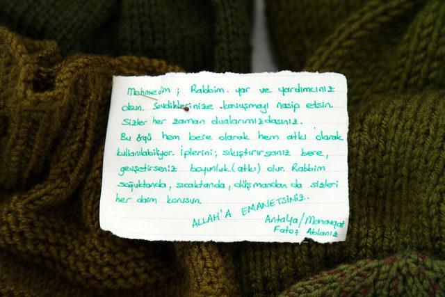 Manavgatlı kadınlardan Mehmetçiğe atkı ve bere