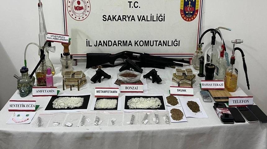 Sakarya'da uyuşturucu ve silah kaçakçılarına operasyon; 2 tutuklama