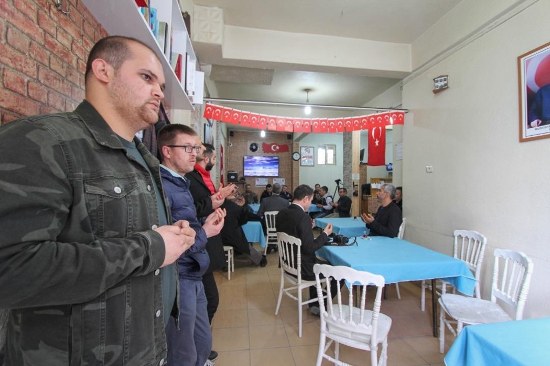 Afişi g&ouml;ren kahvehaneye akın etti