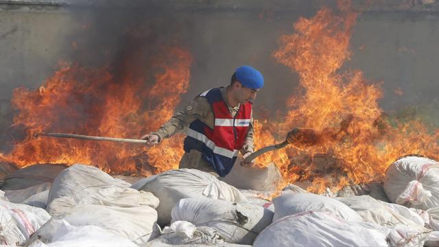 Diyarbakır'da 20 ton esrar imha edildi! 200 litre mazot kullanıldı