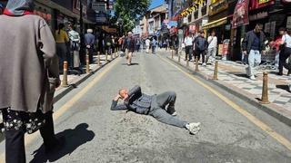 Cadde ortasında ilginç görüntüler! Araç trafiğine kapanınca yere yatıp güneşlendi...