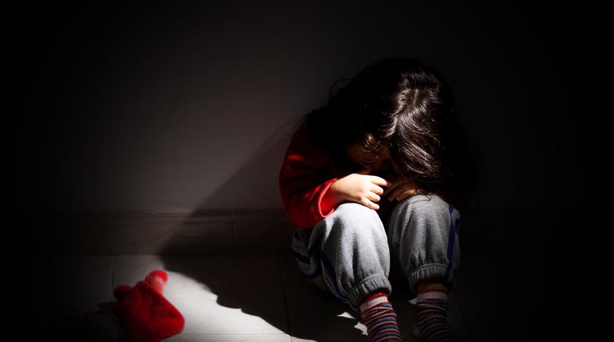 Altına ka&ccedil;ıran k&uuml;&ccedil;&uuml;k kıza akıl almaz işkence! Anne ve babanın yaptıkları kan dondurdu!