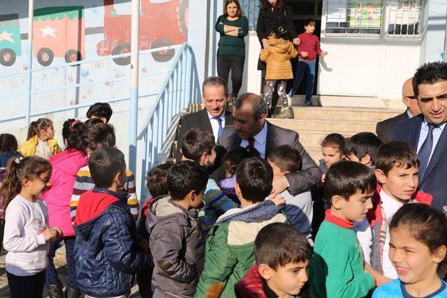 Vali Sonel&rsquo;den okul ziyareti 1