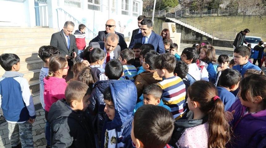 Vali Sonel&rsquo;den okul ziyareti