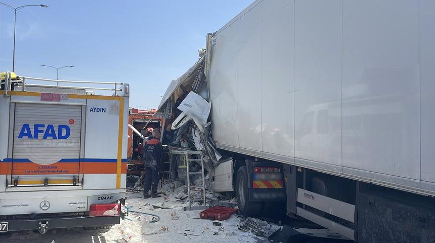 Aydın'da otoyolda geri manevra yapan tır, başka bir tırla çarpıştı: 1 yaralı