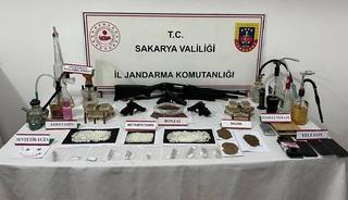 Sakarya'da uyuşturucu ve silah kaçakçılığı operasyonu! Yakalanan 2 şüpheli tutuklandı