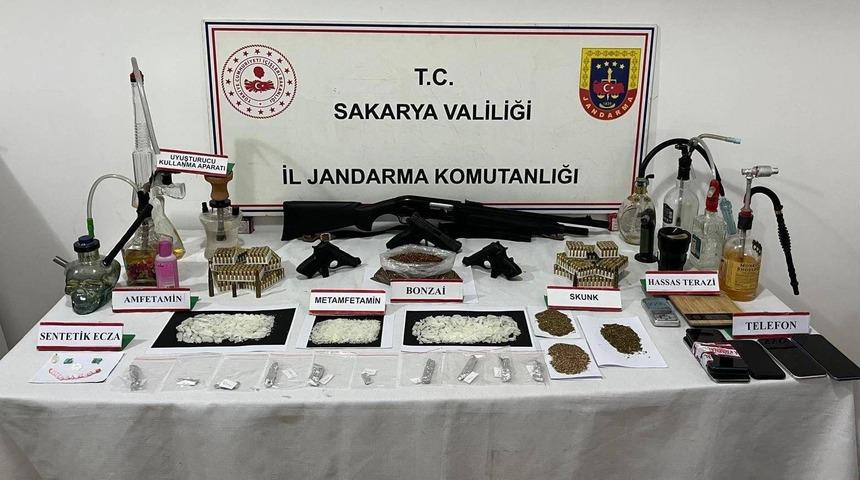 Sakarya'da uyuşturucu ve silah kaçakçılığı operasyonu! Yakalanan 2 şüpheli tutuklandı