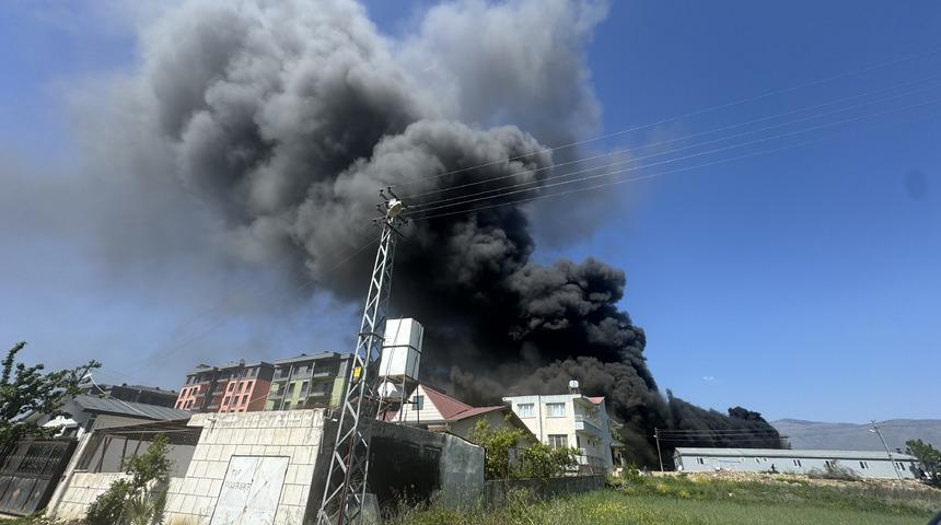Hatay'da inşaat şantiyesindeki konteynerler yandı