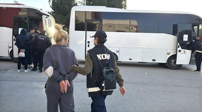 Adana merkezli suç örgütü operasyonu... Yakalanan 109 zanlı adliyeye sevk edildi