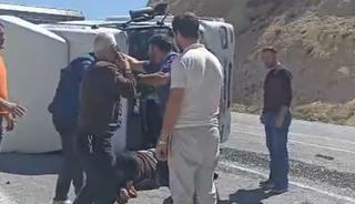 Bitlis'te tır devrildi: 2 yaralı