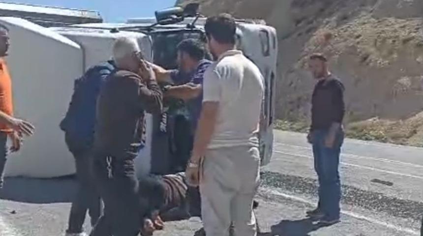 Bitlis'te tır kazası! Virajı alamayınca devrildi: 2 kişi yaralandı