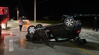 Kontrolü kaybedip bariyerlere çıktı... Takla atan otomobil alev alev yandı!
