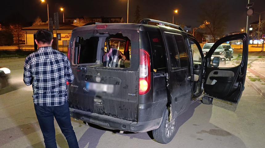 Seyir halindeki hafif ticari araca pompalı tüfekle ateş açıldı! 1 kişi yaralandı