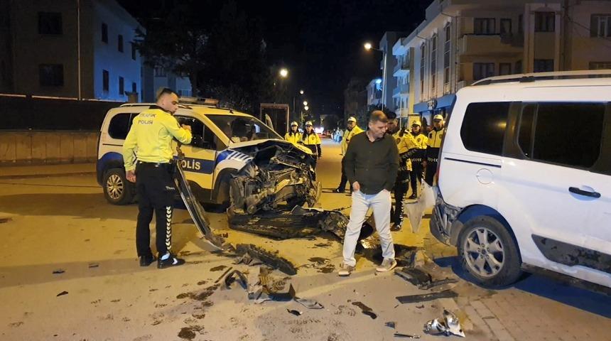 Polis aracının da karıştığı zincirleme kazada 2 polis memuru yaralandı!
