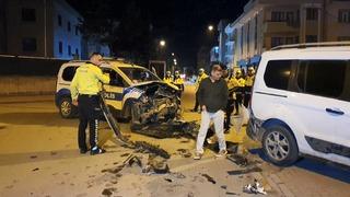 Polis aracının da karıştığı zincirleme kazada 2 polis memuru yaralandı!