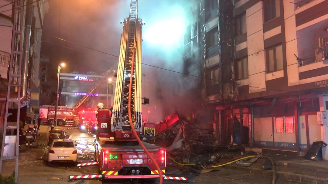 Yer: Başakşehir! Gece yarısı başlayan yangın neredeyse tüm mahalleyi küle çevirecekti... 6 iş yeri ve 2 otomobil kullanılamaz hale geldi! 1