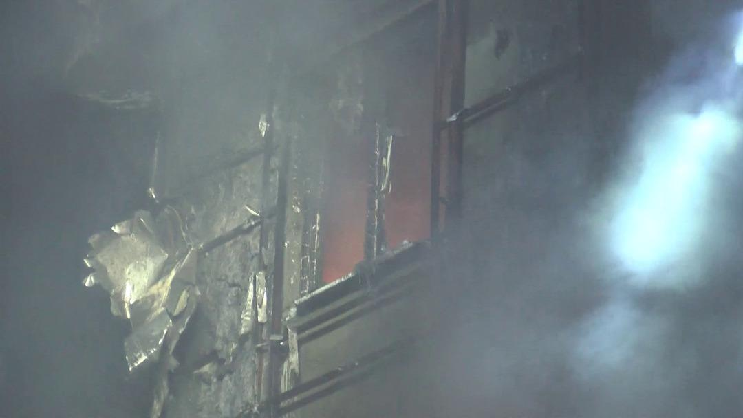 Yer: Başakşehir! Gece yarısı başlayan yangın neredeyse tüm mahalleyi küle çevirecekti... 6 iş yeri ve 2 otomobil kullanılamaz hale geldi! 3