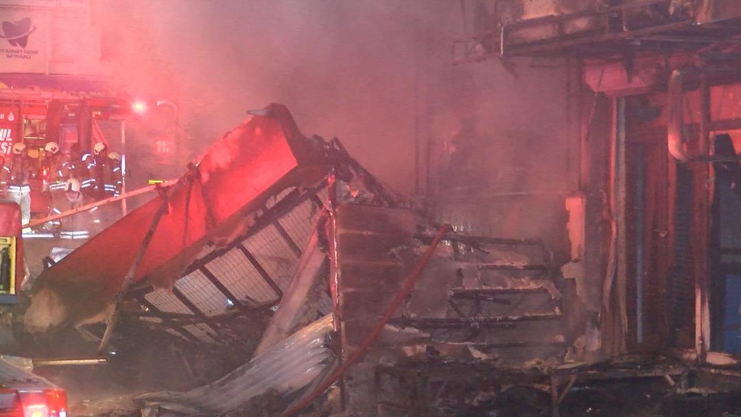 Yer: Başakşehir! Gece yarısı başlayan yangın neredeyse tüm mahalleyi küle çevirecekti... 6 iş yeri ve 2 otomobil kullanılamaz hale geldi! 6