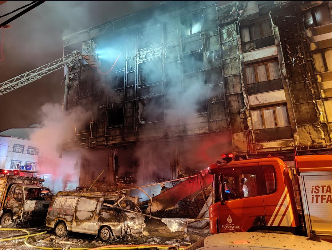 Yer: Başakşehir! Gece yarısı başlayan yangın neredeyse tüm mahalleyi küle çevirecekti... 6 iş yeri ve 2 otomobil kullanılamaz hale geldi! 5