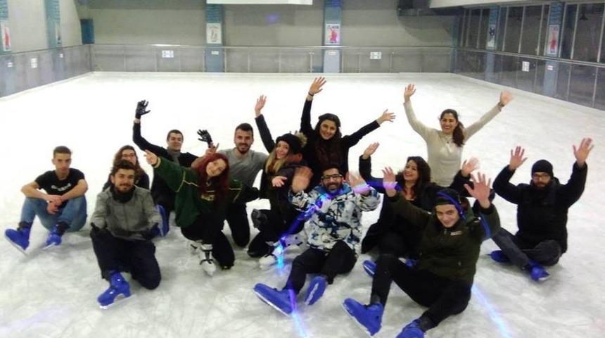 &Uuml;niversiteli &ouml;ğrencilerden buz paten pistine ilgi